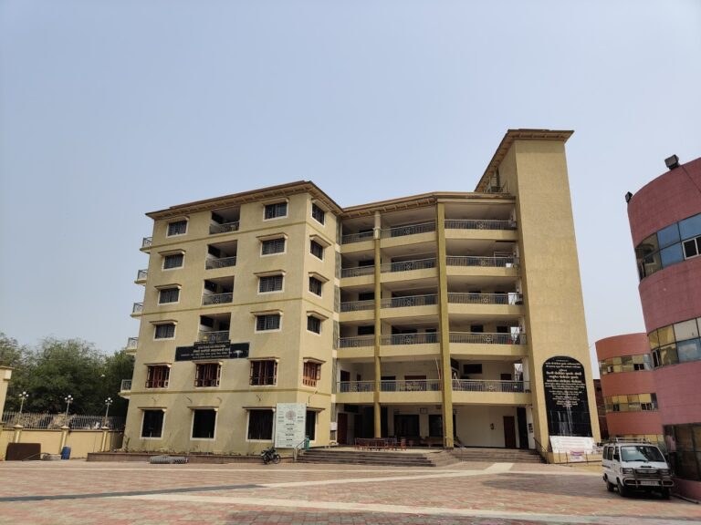 Main building of Maharashtra Bhuvan Jain Dharmshala in Palitana